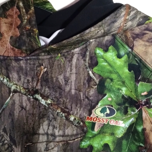 Mossy oak pullover with built-in gaither and Hood. - Picture 2 of 5